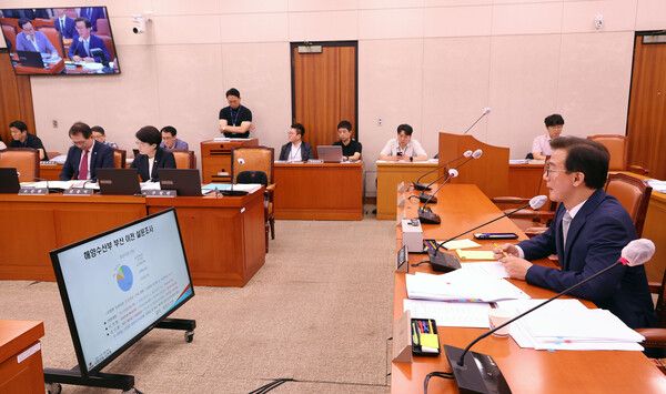 &nbsp;전재수&nbsp;해양수산부 장관 후보자가 14일 서울 여의도 국회 농림축산식품해양수산위원회 전체회의에서 열린 인사청문회에서 해수부 부산 이전 등과 관련한 의원 질의에 답변하고 있다. [사진=연합뉴스]