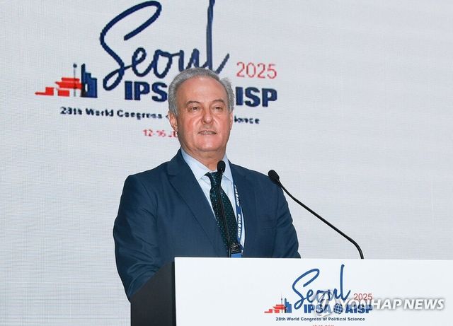 세계정치학회장 파블로 오냐테 스페인 발렌시아대 교수가 13일 서울 강남구 코엑스에서 열린 2025 세계정치학회(IPSA) 서울총회 개막식에서 개회사를 하고 있다. 2025.7.13 [대통령실통신사진기자단/연합뉴스]