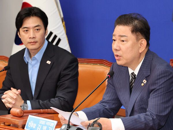 더불어민주당 김병기 당대표 직무대행 겸 원내대표(오른쪽)가 14일 서울 여의도 국회에서 열린 최고위원회의에서 발언하고 있다. [사진=연합뉴스]