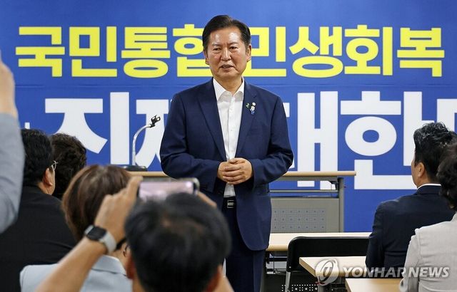 더불어민주당 당 대표 선거에 출마한 정청래 국회의원이 10일 오후 대전시 중구 용두동 더불어민주당 대전시당에서 당원들과 간담회를 하고 있다. 2025.7.10 [사진=연합뉴스]