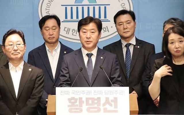 황명선 더불어민주당 의원이 9일 국회 소통관에서 지지 의원들과 함께 최고위원 출마 기자회견을 진행하고 있다. [사진=황명선 의원실 제공]