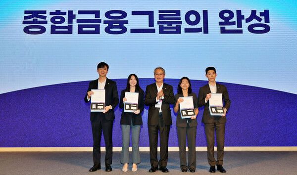 [사진=11일 서울 용산 드래곤시티에서 열린 '우리 WON Day' 행사에 참석한 임종룡 우리금융회장(가운데)이 동양·ABL생명 직원 대표 4명에게 그룹 사원증, 명함, 휘장이 담긴 비즈니스 키트를 수여하고 있다. (우리금융그룹 제공)&nbsp;]