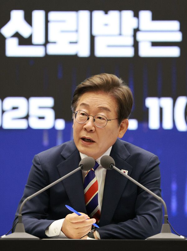 이재명&nbsp;대통령이 11일 서울 영등포구 한국거래소에서 열린 주식시장 불공정거래 근절을 위한 현장 간담회에서 참석자 질문에 답하고 있다.[사진=대통령실 제공]