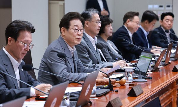 이재명&nbsp;대통령이 15일 서울 용산 대통령실 청사에서 국무회의를 주재하고 있다. [사진=연합뉴스]