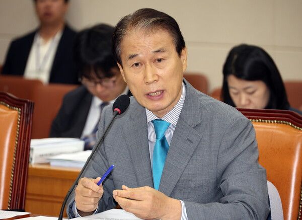 권오을 국가보훈부 장관 후보자가 15일 국회 정무위원회에서 열린 인사청문회에서 의원의 질의에 답하고 있다. [사진=연합뉴스]