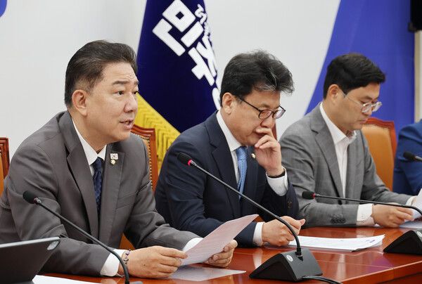 더불어민주당&nbsp;김병기&nbsp;당대표 직무대행 겸 원내대표가 15일 서울 여의도 국회에서 열린 에서 발언하고 있다. [사진=연합뉴스]