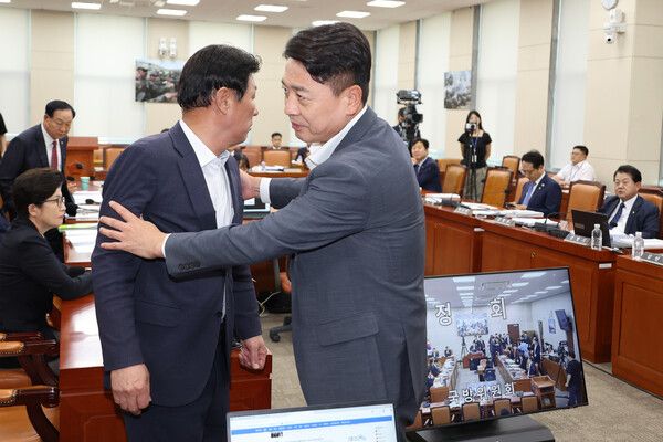 15일 국회 국방위원회에서 열린 안규백 국방부장관 후보자 인사청문회에서 여당 간사인 부승찬 의원이 더불어민주당 김병주, 박선원 의원과 설전을 벌이는 국민의힘 간사 강대식 의원을 말리고 있다. [사진=연합뉴스]