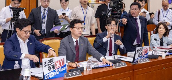 14일 서울 여의도 국회 과학기술정보방송통신위에서 열린 배경훈 과학기술정보통신부 장관 후보자 인사청문회에서 국민의힘 과방위원들이&nbsp;최민희&nbsp;위원장이 노트북 앞에 붙인 인쇄물을 국회 경위를 동원해 제거하려 강하게 항의하고 있다.[사진=연합뉴스]