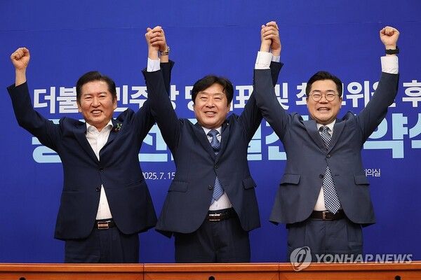 더불어민주당 정청래·박찬대(오른쪽) 당대표 후보와 황명선 최고위원 후보(가운데)가 15일 서울 여의도 국회에서 열린 공명선거 실천 서약식에서 서약문에 서명한 뒤 기념촬영 하고 있다. [사진=연합뉴스]