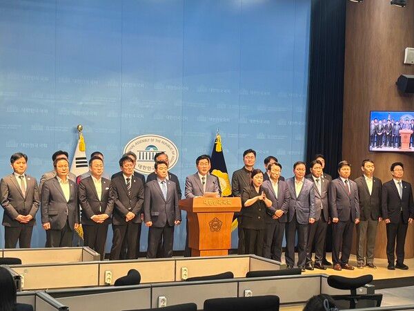 더불어민주당 대표 선거에 출마한 박찬대 의원이 15일 국회 소통관에서 기자회견을 하고 있다.