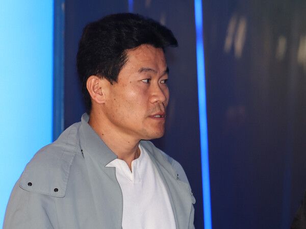 &nbsp;다큐멘터리 영화 '부정선거, 신의 작품인가' 제작에 참여한 전직 한국사 강사&nbsp;전한길&nbsp;씨가 지난 5월 21일 윤석열 전 대통령이 방문한 서울 메가박스 동대문에서 관계자와 이야기하고 있다. [사진=연합뉴스]