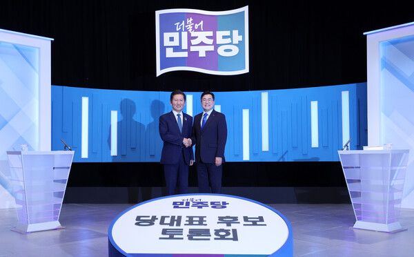 더불어민주당 정청래(왼쪽)·박찬대 당대표 후보가 16일 서울 양천구 목동 SBS에서 TV토론회에 앞서 기념촬영을 하고 있다. [사진=연합뉴스]