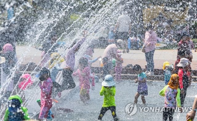 ▲ 3일, 서울 지역에 폭염특보가 내려진 3일 오후 서울 여의도 한강둔치 물빛 광장에서 어린이들이 분수의 시원한 물줄기를 맞으며 더위를 식히고 있다