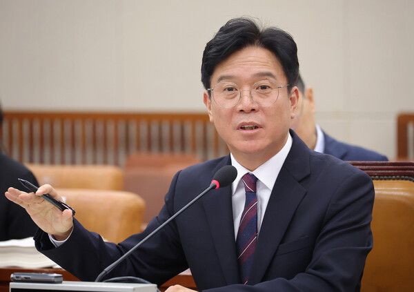 &nbsp;김영훈&nbsp;고용노동부 장관 후보자가 16일 서울 여의도 국회 환경노동위원회에서 열린 인사청문회에서 의원 질의에 답변하고 있다. [사진=연합뉴스]