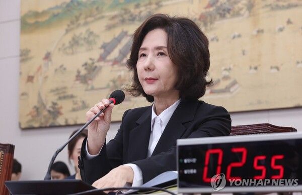 이진숙 사회부총리 겸 교육부 장관 후보자가 16일 서울 여의도 국회 교육위원회에서 열린 인사청문회에서 답변을 위해 마이크를 조정하고 있다. [사진=연합뉴스]