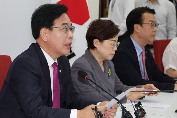 국민의힘&nbsp;송언석&nbsp;비대위원장 겸 원내대표가 16일 국회에서 기자간담회를 열어 강선우 여성가족부 장관 후보자의 사퇴를 요구하는 등 인사청문회 관련 입장을 밝히고 있다. [사진=연합뉴스]