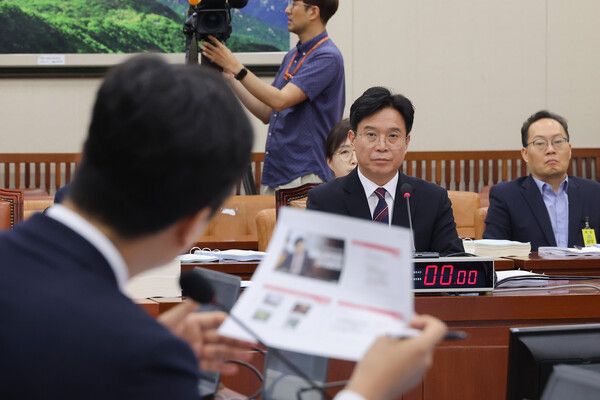 김영훈&nbsp;고용노동부 장관 후보자가 16일 서울 여의도 국회 환경노동위원회에서 열린 인사청문회에서 의원의 질의를 듣고 있다. [사진=연합뉴스]