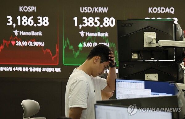 [사진=코스피가 28.90p(0.90%) 내린 3,186.38에 장을 마감한 16일 서울 하나은행 본점 딜링룸에서 딜러들이 업무를 보고 있다. (연합뉴스 제공)]