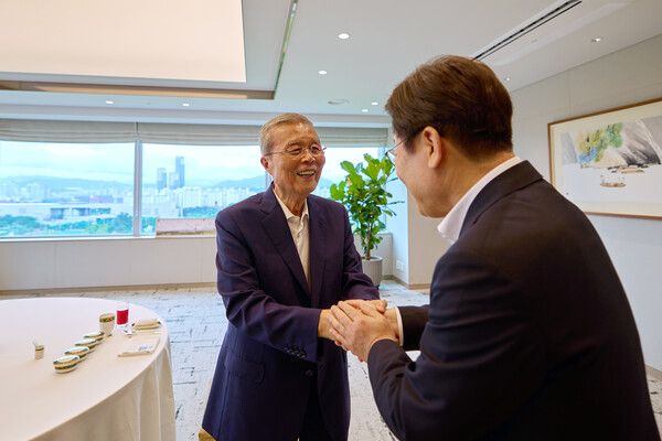 이재명 대통령이 17일 서울 용산 대통령실 청사에서&nbsp;김종인&nbsp;전 국민의힘 비상대책위원장을 만나 인사하고 있다. [사진=연합뉴스]