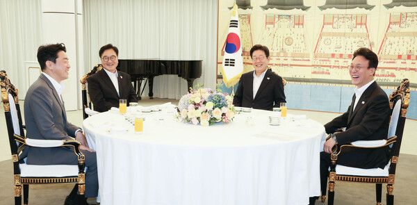 이재명 대통령이 17일 서울 한남동 관저에서&nbsp;우원식&nbsp;국회의장, 김민석 국무총리와 만찬 자리를 갖고 있다.&nbsp;왼쪽부터 강훈식 대통령비서실장, 우 의장, 이 대통령, 김 총리. [사진=연합뉴스]