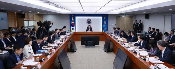 이재명&nbsp;대통령이 17일 서울 용산 대통령실 청사에서 열린 4차 수석·보좌관 회의를 주재하고 있다. [사진=연합뉴스]&nbsp;