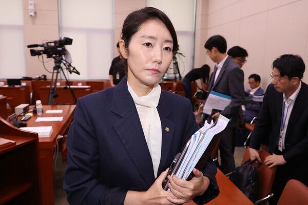 강선우&nbsp;여성가족부 장관 후보자가 14일 국회 여성가족위원회에서 열린 인사청문회가 오전 질의를 마치고 정회되자 청문회장을 나가고 있다. [사진=연합뉴스]