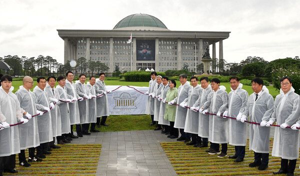 서울 여의도 국회 잔디광장에서 열린 국회 상징석 제막식에서 우원식 국회의장, 더불어민주당 김병기 당대표 직무대행 겸 원내대표 등 참석자들이 '12·3 계엄 해제' 상징석을 제막하고 있다. 상징석에는 국회가 민주주의의 보루로서 '12·3 비상계엄' 해제를 이끌었다는 내용의 문구가 새겨져 있다. [사진=연합뉴스]