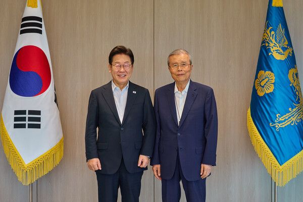 이재명 대통령이 17일 서울 용산 대통령실 청사에서&nbsp;김종인&nbsp;전 국민의힘 비상대책위원장을 만나 기념촬영을 하고 있다. [사진=연합뉴스]