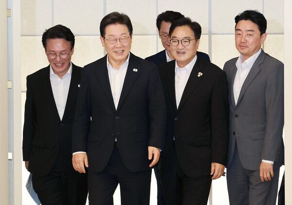 이재명 대통령이 17일 서울 한남동 관저에서&nbsp;우원식&nbsp;국회의장, 김민석 국무총리, 강훈식 대통령비서실장과 만찬을 위해 이동하고 있다. [사진=연합뉴스]