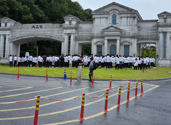 압수수색이 진행중인 경기도 가평&nbsp;세계평화통일가정연합(통일교) 본부 앞. (사진=열린공감TV 제공)