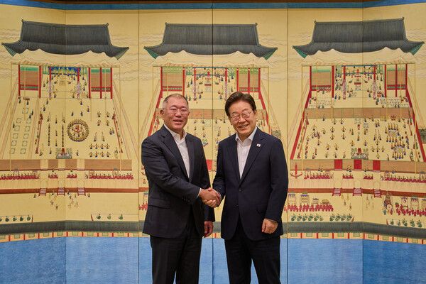 14일 이재명 대통령이 서울 한남동 관저에서&nbsp;정의선&nbsp;현대차그룹 회장과 만찬 간담회에서 악수하고 있다. [사진=연합뉴스]