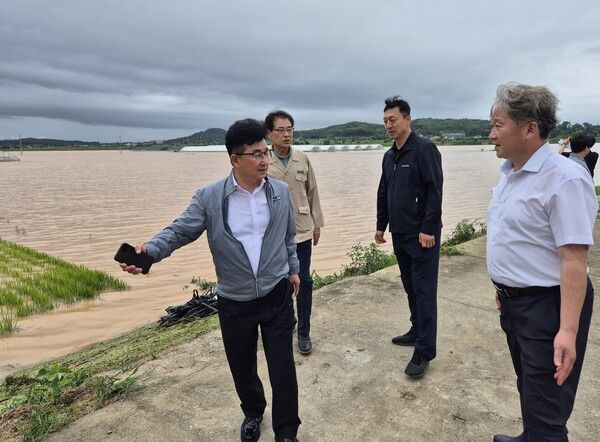 [사진=&nbsp;송춘수&nbsp;NH농협손해보험 대표이사는 지난&nbsp;17일 집중호우로 큰 피해를 입은 충남 당진을 방문해 피해 현황을 점검하고,&nbsp;농업인들을 위로하는 한편 신속한 사고조사를 약속했다고&nbsp;18일 밝혔다.&nbsp;송춘수 대표이사(사진 왼쪽)가&nbsp;농경지 피해 현장을 점검하고 있다. (NH농협손해보험 제공)]