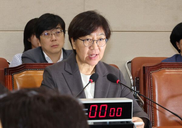 정은경 보건복지부 장관 후보자가 18일 국회 보건복지위원회에서 열린 인사청문회에서 의원 질의에 답변하고 있다. [사진=연합뉴스]