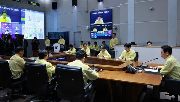 이재명&nbsp;대통령이 18일 정부서울청사 중앙재난안전상황실 서울상황센터에서 집중호우 대처상황 점검회의를 주재하고 있다. [사진=연합뉴스]