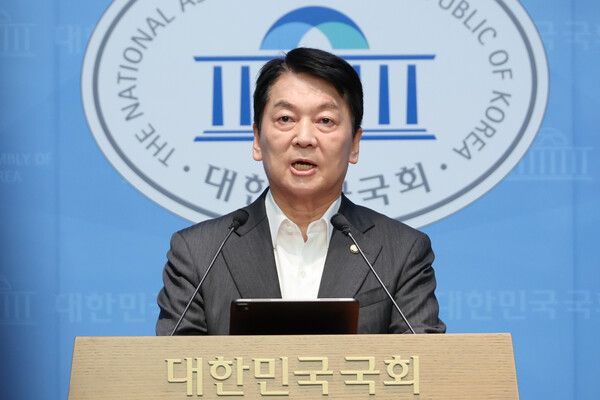 전한길 씨가 국민의힘에 입당하며 공개적으로 윤석열 전 대통령을 옹호한 데 이어 전당대회 출마까지 시사하자 당 대표 출마 선언을 한 안철수 의원은 즉각 비판에 나섰다. [사진=연합뉴스]