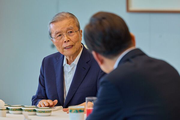 &nbsp;이재명 대통령이 17일 서울 용산 대통령실 청사에서&nbsp;김종인&nbsp;전 국민의힘 비상대책위원장과 오찬 회동을 하고 있다.&nbsp; [대통령실 제공. 재판매 및 DB 금지]