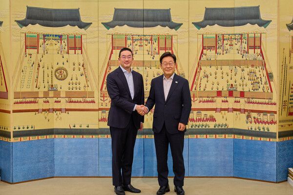 15일 이재명 대통령이 서울 한남동 관저에서&nbsp;구광모&nbsp;LG그룹 회장과 만찬 간담회에서 악수하고 있다. [사진=연합뉴스]