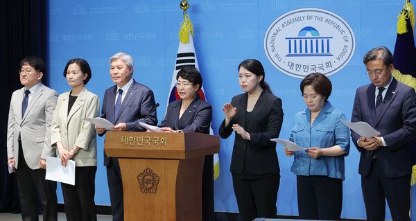 조국혁신당&nbsp;김선민 당대표 권한대행을 비롯한 소속 의원들이 지난 달 18일 서울 여의도 국회 소통관에서 '검찰독재 정치보복 진상규명과 피해회복을 위한 특별법 발의' 기자회견을 하고 있다. [사진=연합뉴스]