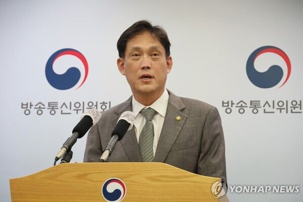 이진숙&nbsp;방송통신위원장이 24일 서울 용산 대통령실 청사에서 열린 국무회의에 참석하고 있다.&nbsp;