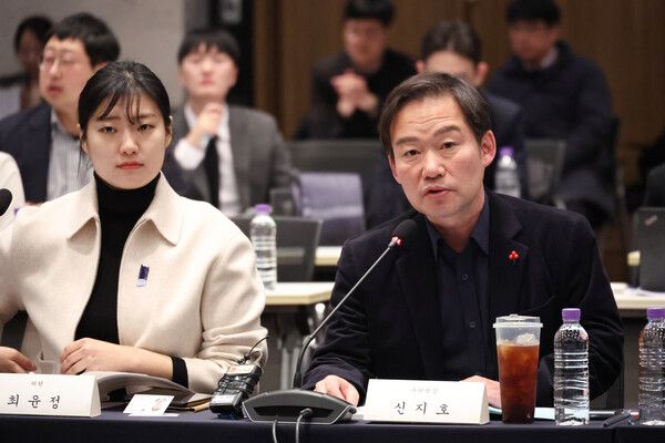 신지호 전 국민의힘 전략기획부총장(오른쪽)은 1일 라디오에 출연해 한동훈 전 대표의 당대표 출마설에 대해 