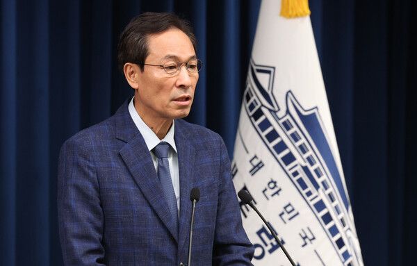 &nbsp;우상호&nbsp;정무수석이 20일 용산 대통령실에서 장관 인선 관련 브리핑을 하고 있다. 우 수석은 이재명 대통령이 이진숙 교육부 장관 지명을 철회했다고 밝혔다. [사진=연합뉴스]