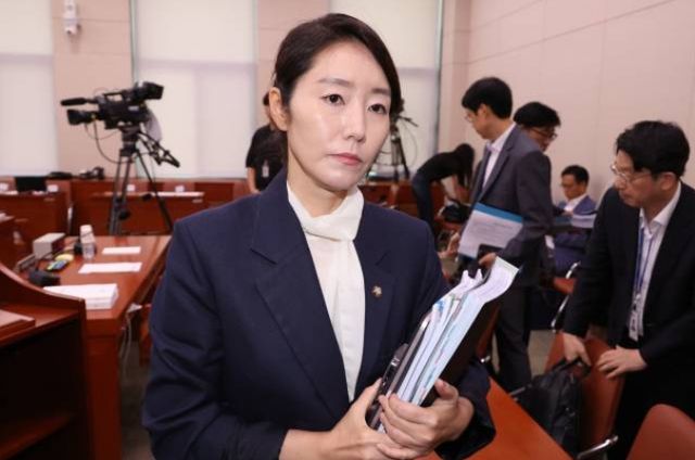 '보좌관 갑질' 논란을 불러일으킨 여성가족부장관 후보자 더불어민주당 강선우 의원에 대해서는 비난여론 속에서도 이 대통령은 20일 '임명 강행'을 결정함에 따라 이후 '인사 기준'에 대한 논란이 예고되고 있다. [사진=연합뉴스]