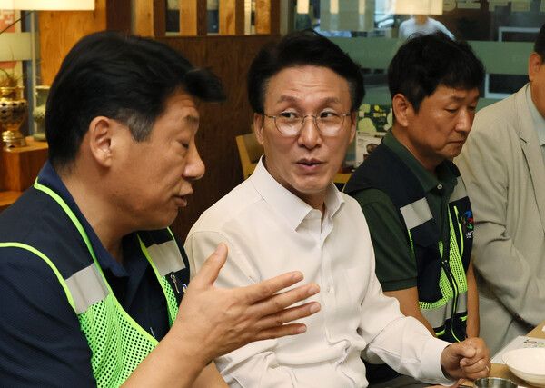 김민석&nbsp;국무총리가 21일 서울 노원구 한 식당에서 열린 '민생회복 소비쿠폰 계기 환경공무관 조찬'에서 환경공무관들로부터 애로 및 건의사항 등을 청취하고 있다.[사진=연합뉴스]