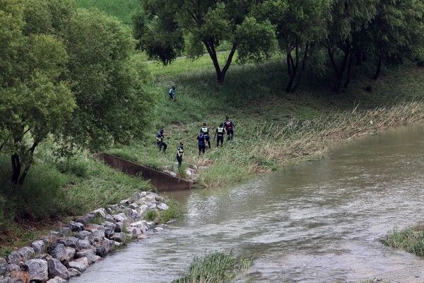 18일 오후&nbsp;세종시&nbsp;나성동 제천변에서 경찰이 물에 휩쓸려 실종된 40대 남성을 수색하고 있다. A씨는 전날 오전 1시 50분께 이 근처에서 언덕을 내려가다가 불어난 천변 물에 휩쓸렸다. [사진=연합뉴스]
