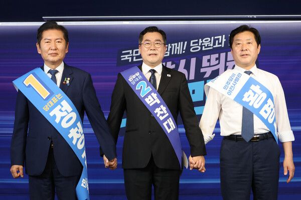 더불어민주당 정청래·박찬대(가운데) 당대표 후보, 황명선 최고위원 후보(오른쪽)가 20일 서울 여의도 당사에서 열린 8·2 전당대회 순회 경선 영남권 합동연설회에서 손을 잡고 인사하고 있다. [사진=연합뉴스]