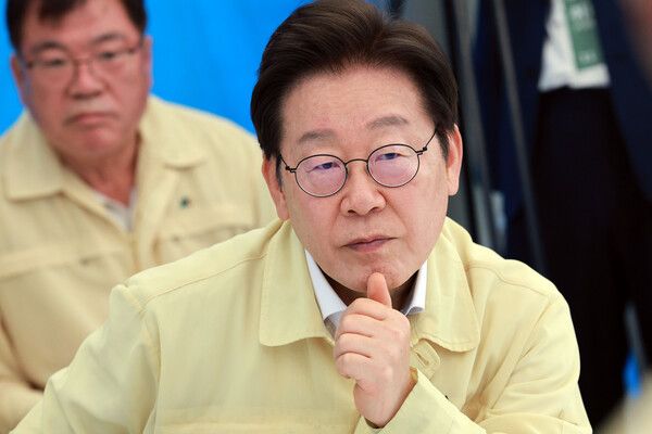 &nbsp;이재명&nbsp;대통령이 21일 경남 산청군 산청읍 행정복지센터 인근에 마련된 호우 피해 통합지원본부에서 보고를 받고 있다. [사진=연합뉴스]