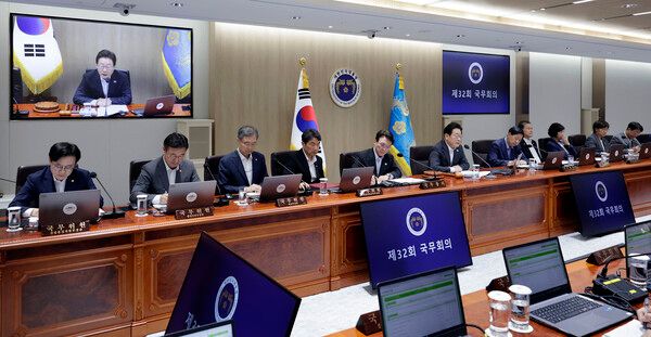 이재명&nbsp;대통령이 22일 서울 용산 대통령실 청사에서 김정관 산업통상자원부 장관, 윤호중 행정안전부 장관, 조현 외교부 장관 등 신임 국무위원들이 참석한 가운데 국무회의를 주재하고 있다. [사진=연합뉴스]