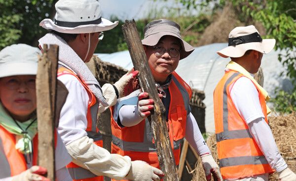 국민의힘&nbsp;송언석&nbsp;비대위원장 겸 원내대표(오른쪽 두번째)를 비롯한 당 관계자들이 22일 충남 예산군 삽교읍 수해 현장을 찾아 복구 작업을 하고 있다. [사진=연합뉴스]