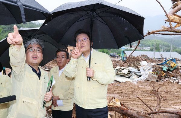 이재명&nbsp;대통령이 21일 집중호우로 산사태가 발생한 경남&nbsp;산청군&nbsp;산청읍 부리마을에서 임상섭 산림청장과 함께 피해 상황을 점검하고 있다.[사진=연합뉴스]