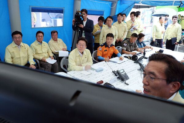 이재명&nbsp;대통령이 21일 경남 산청군 산청읍 행정복지센터 인근에 마련된 호우 피해 통합지원본부에서 보고를 받고 있다. [사진=연합뉴스]